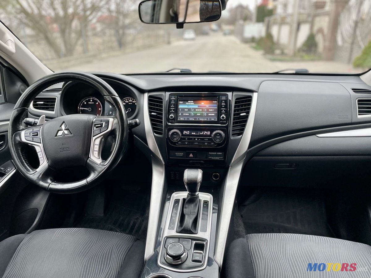2017' Mitsubishi Pajero Sport photo #5