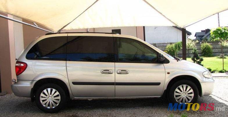 2005' Chrysler Grand Voyager photo #2
