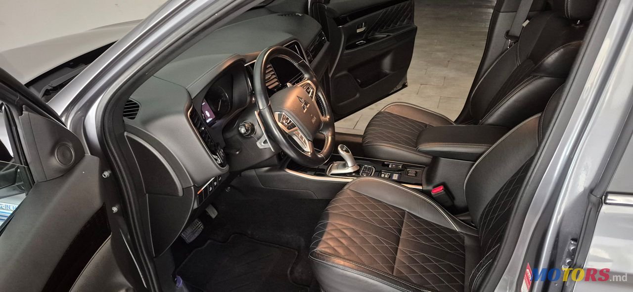 2019' Mitsubishi Outlander photo #6