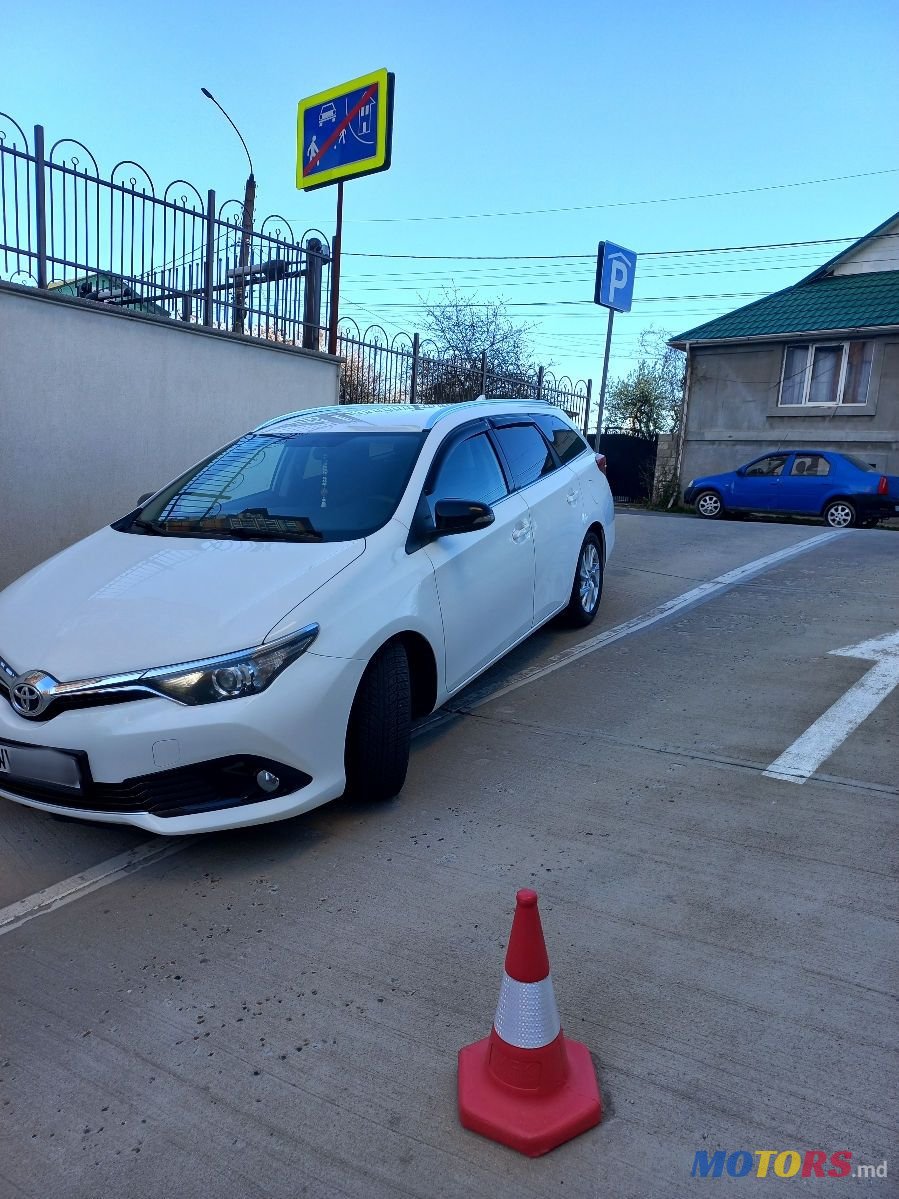 2015' Toyota Auris photo #3