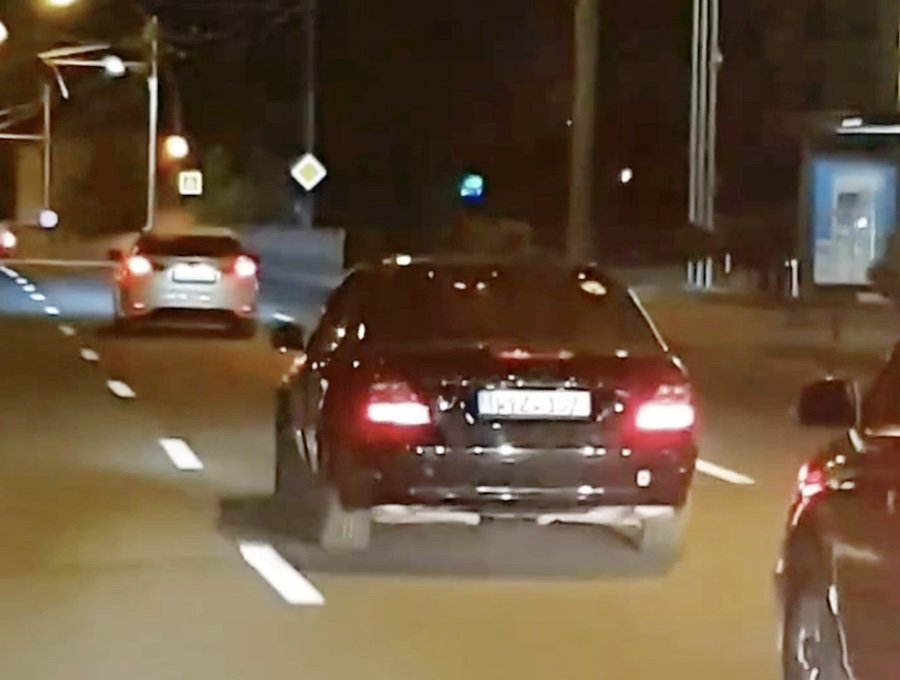 Un Mercedes care circula pe traiectorii haotice prin Chişinău a fost blocat de alţi şoferi, care au chemat poliţia