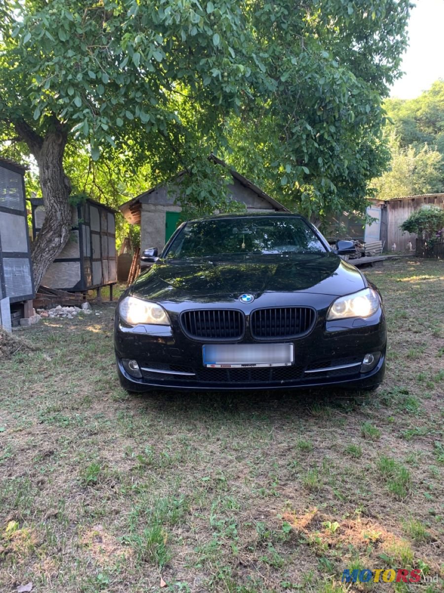 2011' BMW 5 Series photo #1