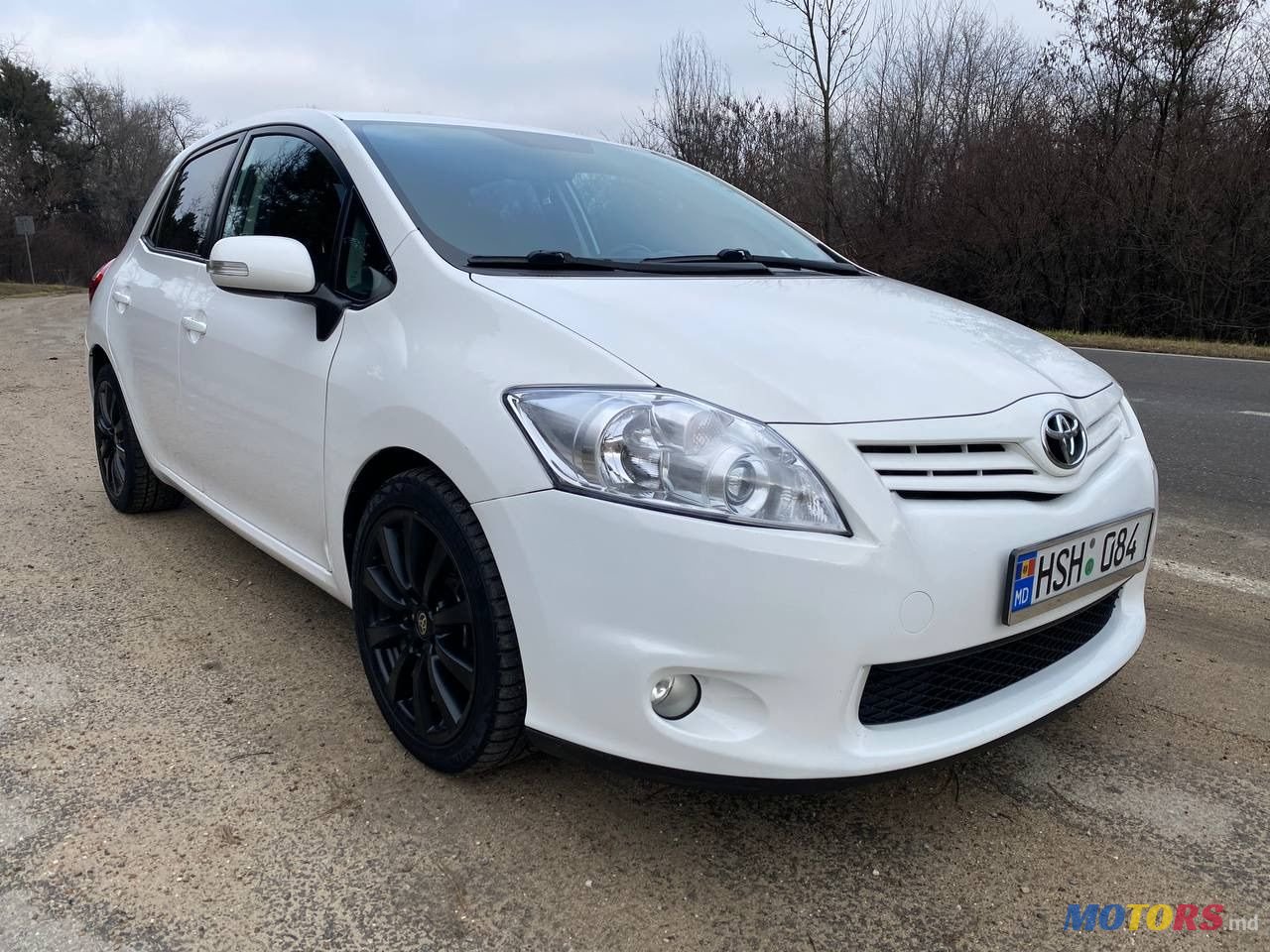 2011' Toyota Auris photo #2