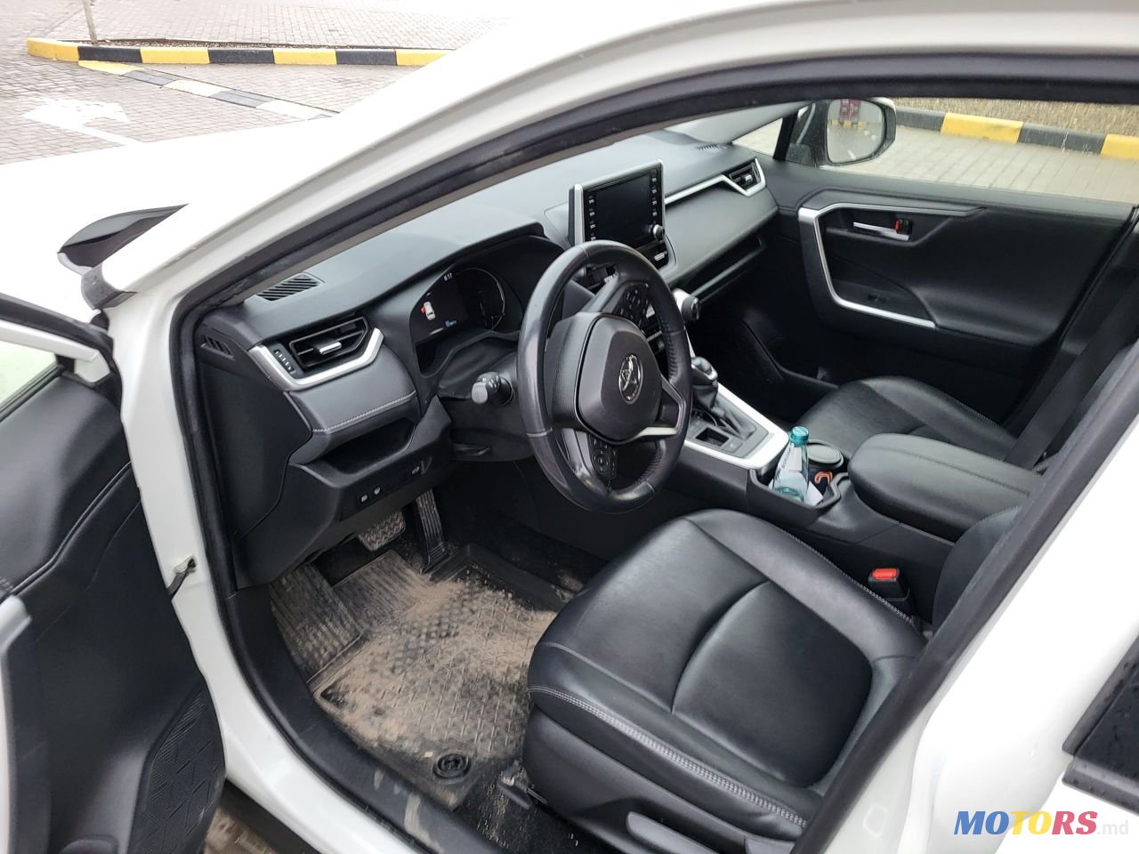 2019' Toyota RAV4 photo #2