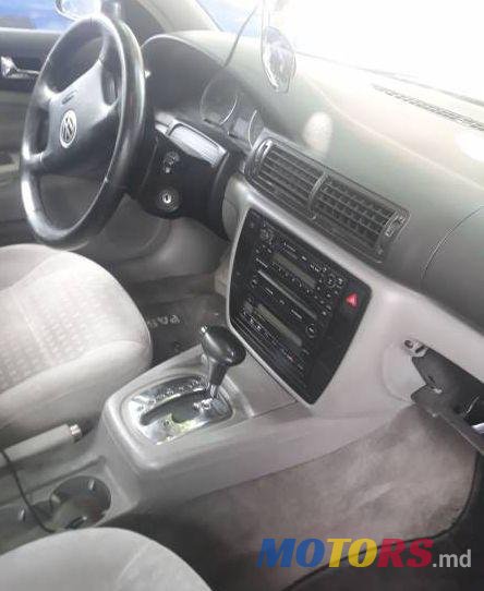 2001' Volkswagen Passat photo #1