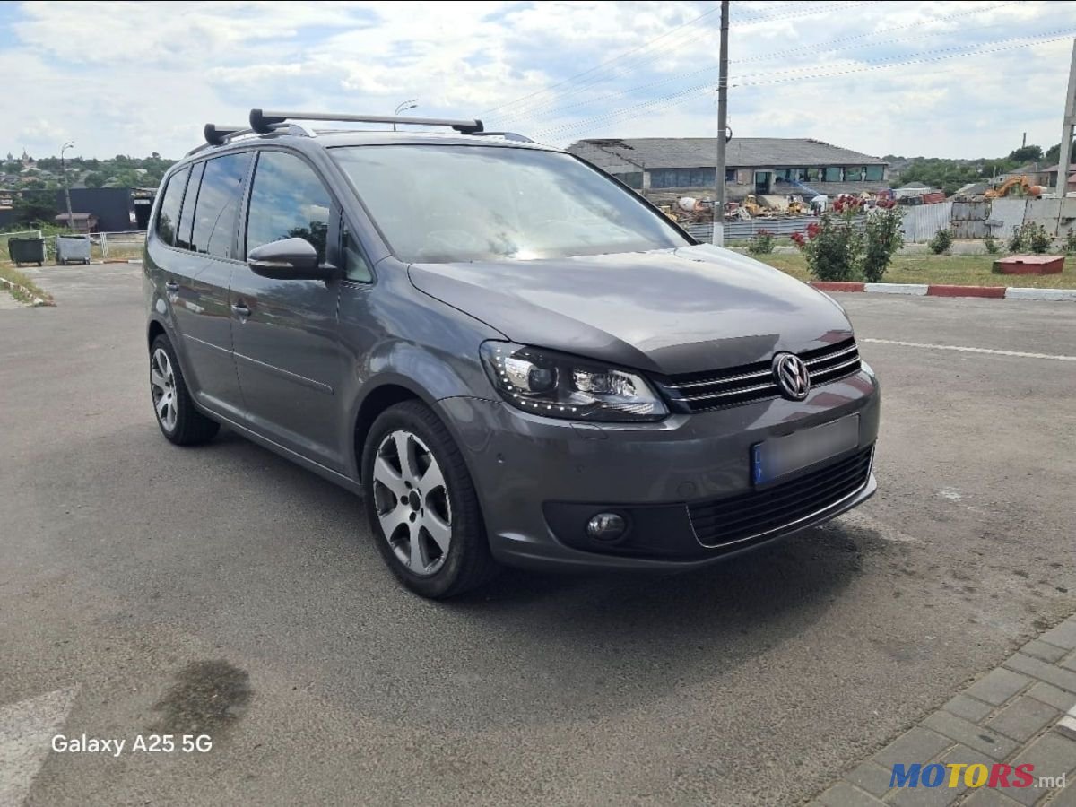 2011' Volkswagen Touran photo #2