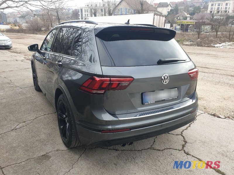 2020' Volkswagen Tiguan photo #3