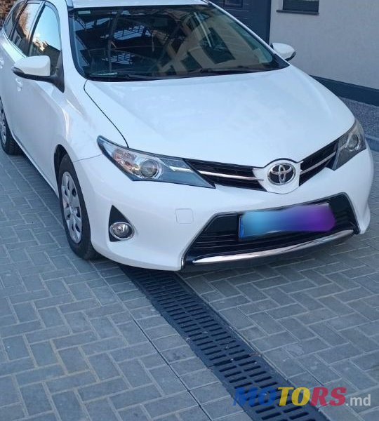 2013' Toyota Auris photo #1