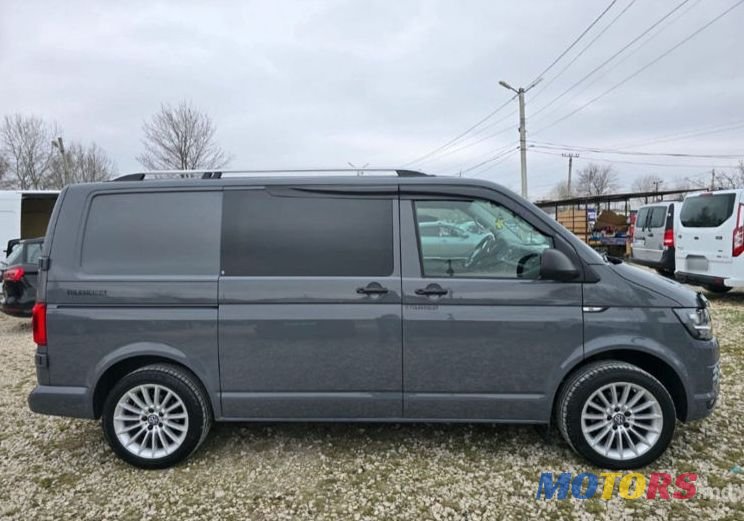 2016' Volkswagen Transporter photo #3