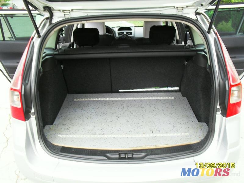 2008' Renault Megane photo #2