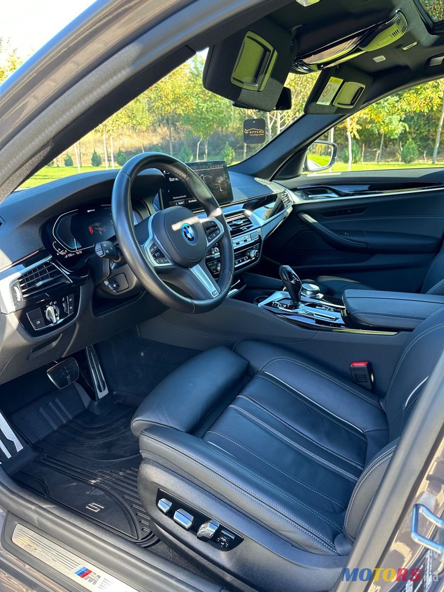 2022' BMW 5 Series photo #6