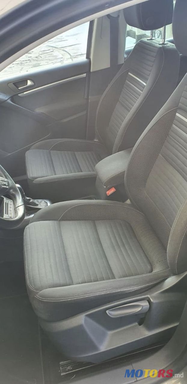 2015' Volkswagen Tiguan photo #5