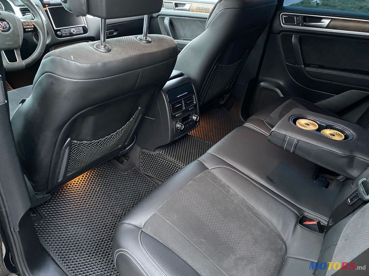 2011' Volkswagen Touareg photo #6