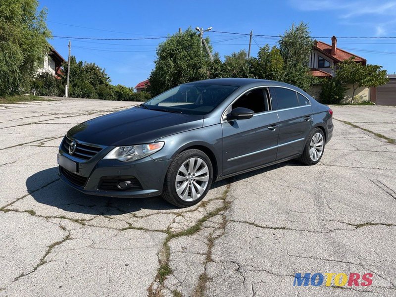 2010' Volkswagen Passat photo #2