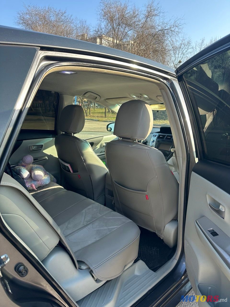 2012' Toyota Prius v photo #5