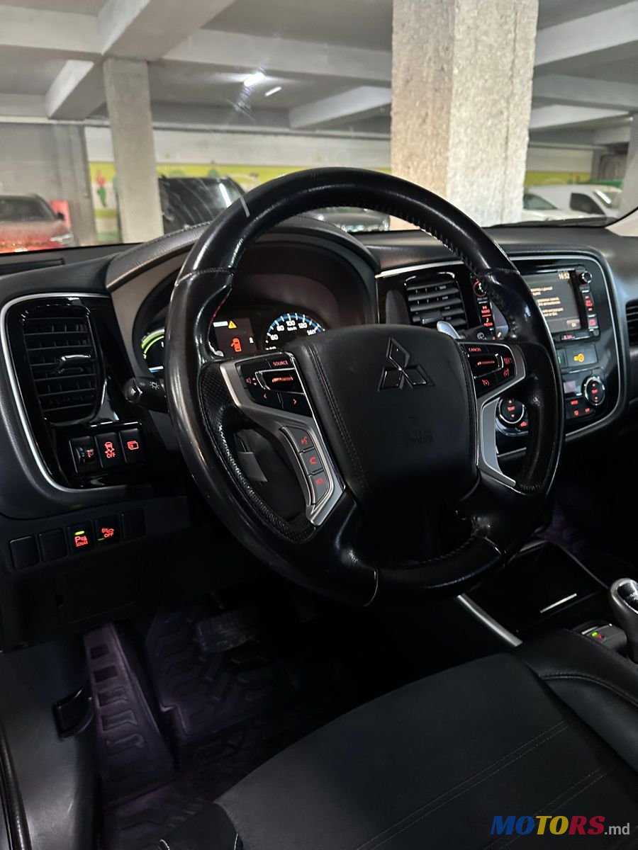2015' Mitsubishi Outlander photo #5