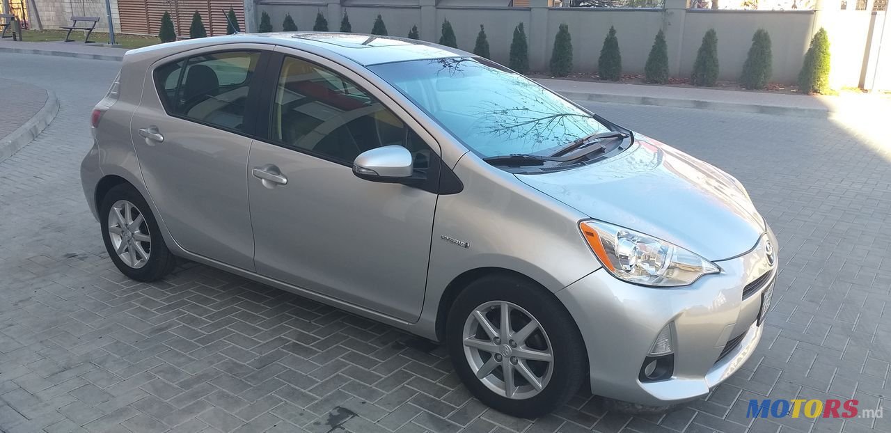 2014' Toyota Prius c photo #2
