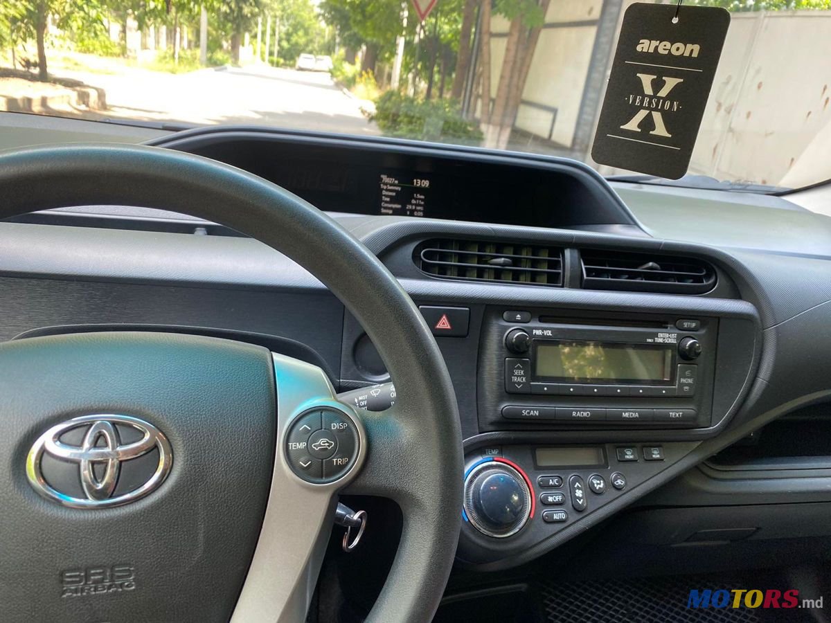 2016' Toyota Prius c photo #6