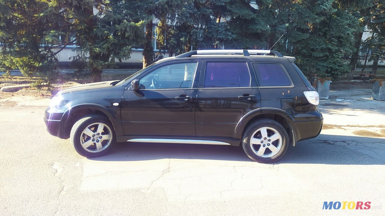 2008' Mitsubishi Outlander photo #6