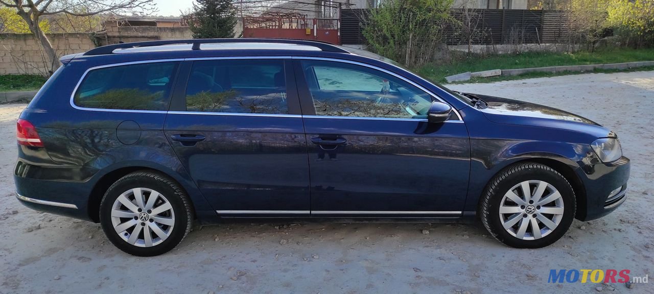 2011' Volkswagen Passat photo #2