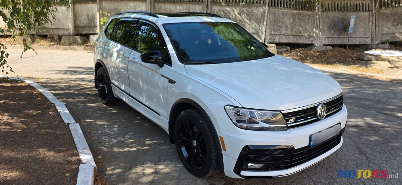 2019' Volkswagen Tiguan photo #1