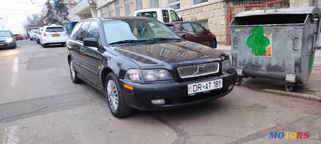 2001' Volvo V40 photo #2