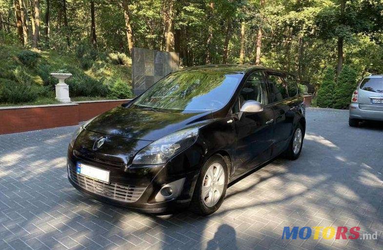 2010' Renault Grand Scenic photo #1