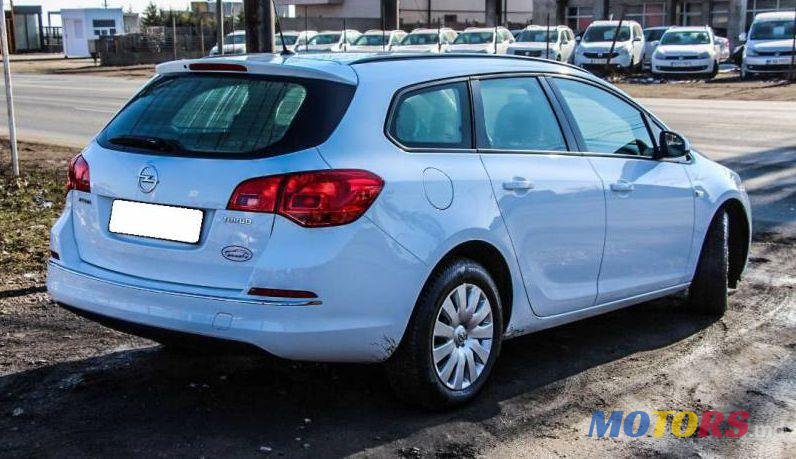 2013' Opel Astra photo #1