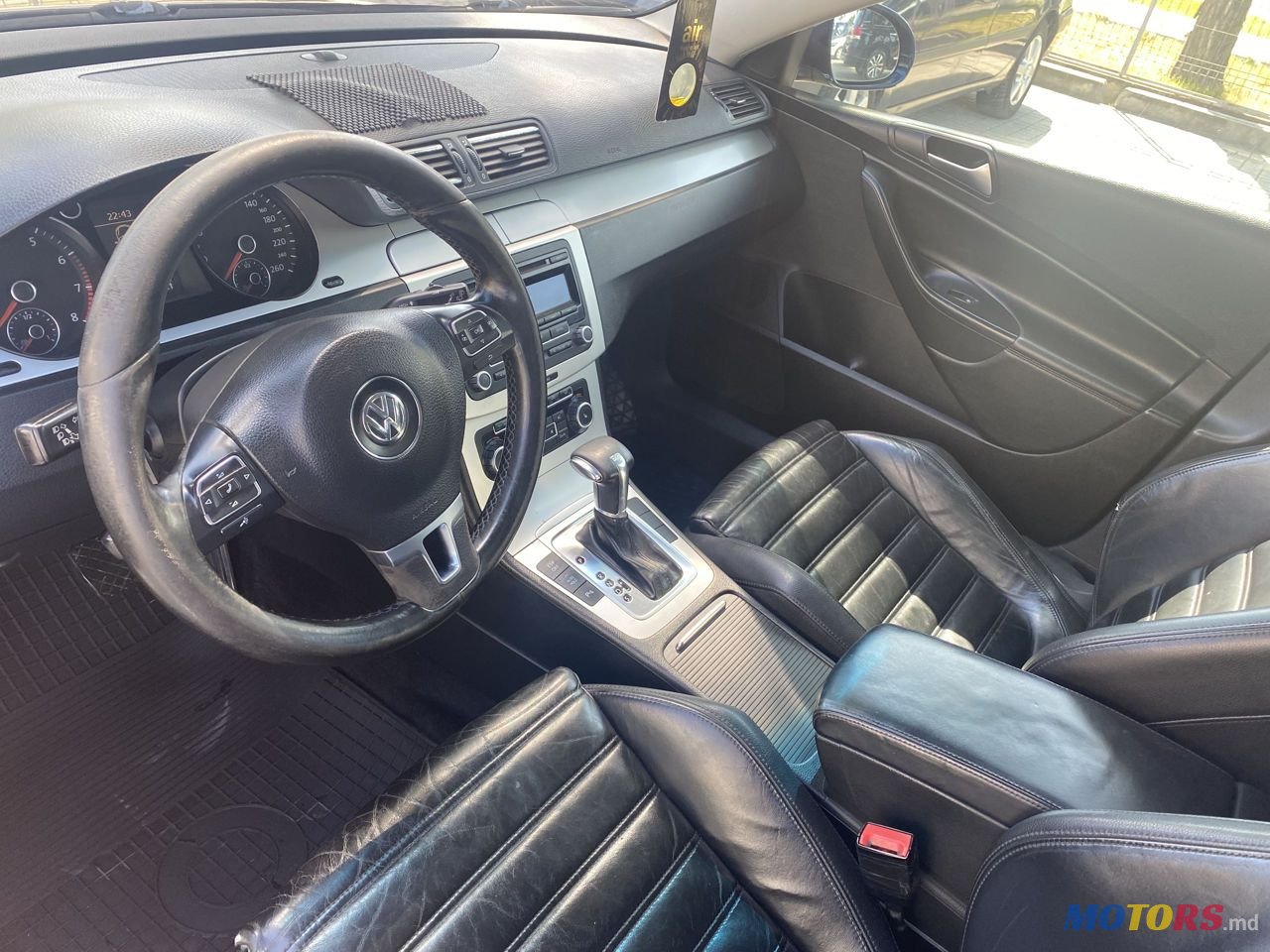 2010' Volkswagen Passat photo #6