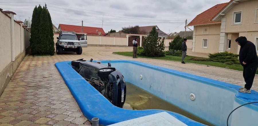 Imaginea zilei: BMW ”scăpat” într-o piscină lângă Tiraspol