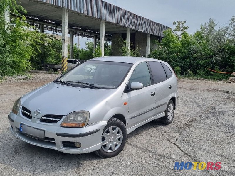2001' Nissan Almera Tino photo #1
