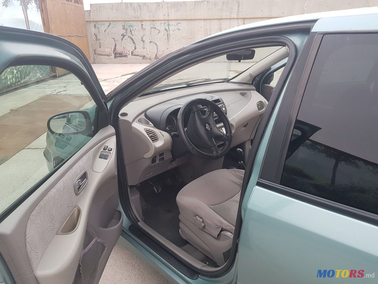 2001' Nissan Almera Tino photo #4