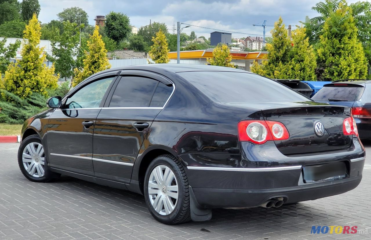 2009' Volkswagen Passat photo #2