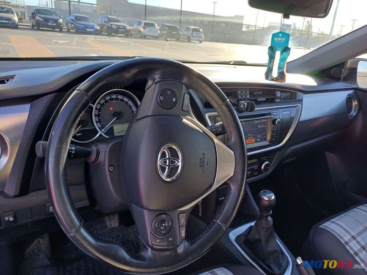 2013' Toyota Auris photo #5