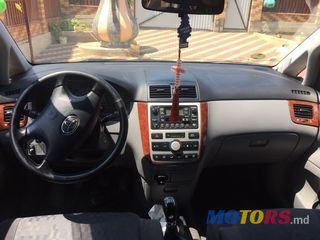 2001' Toyota Avensis Verso photo #4