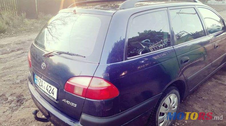 2001' Toyota Avensis photo #1