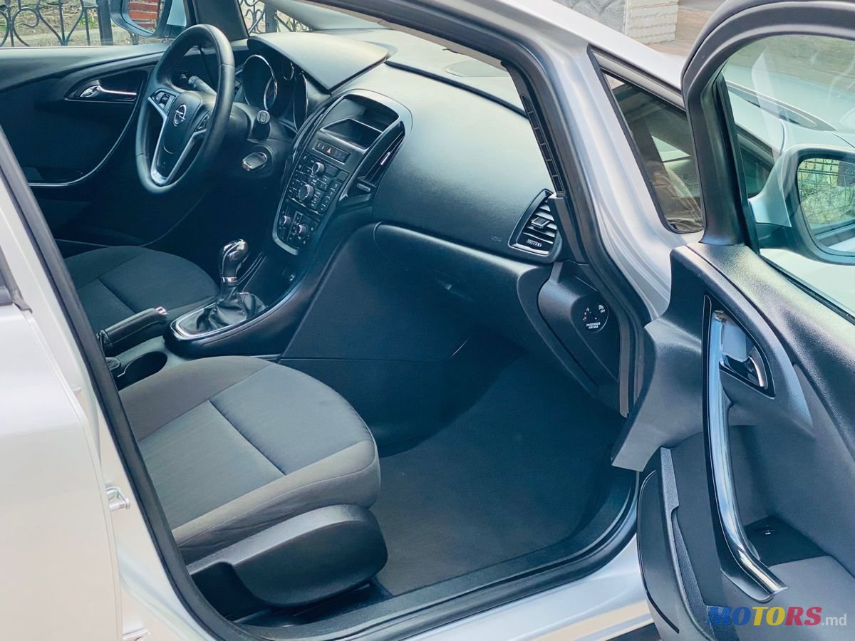 2011' Opel Astra photo #5