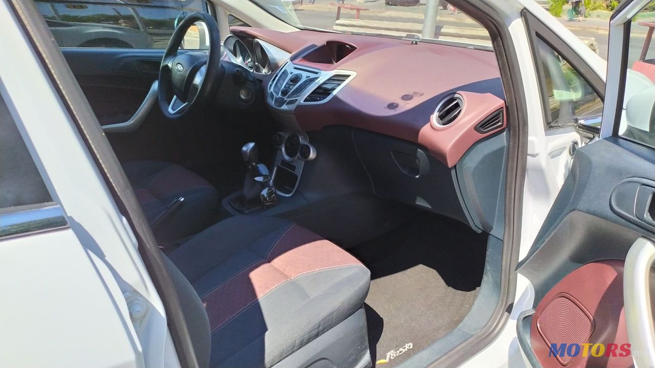 2010' Ford Fiesta photo #4
