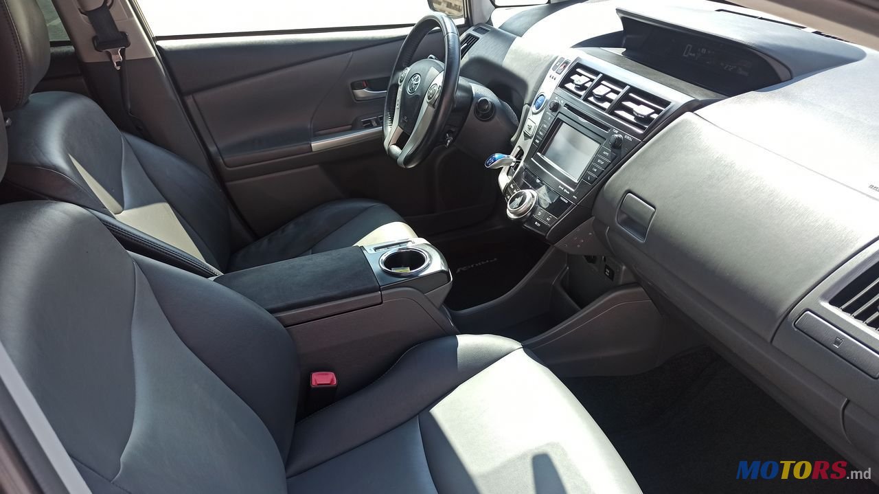 2013' Toyota Prius v photo #3