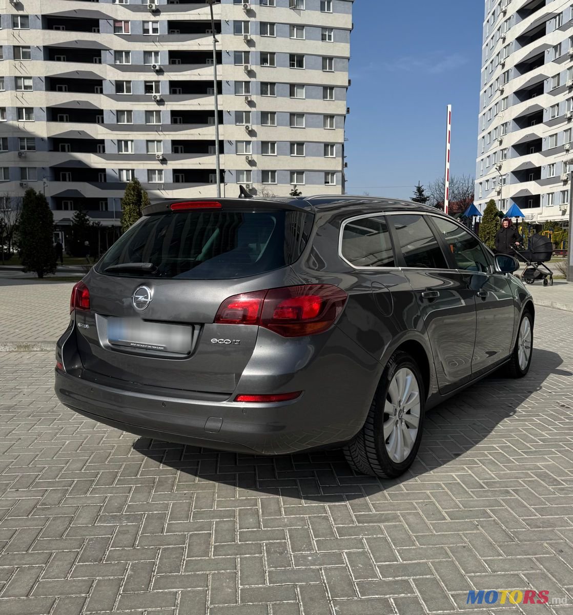 2011' Opel Astra photo #4