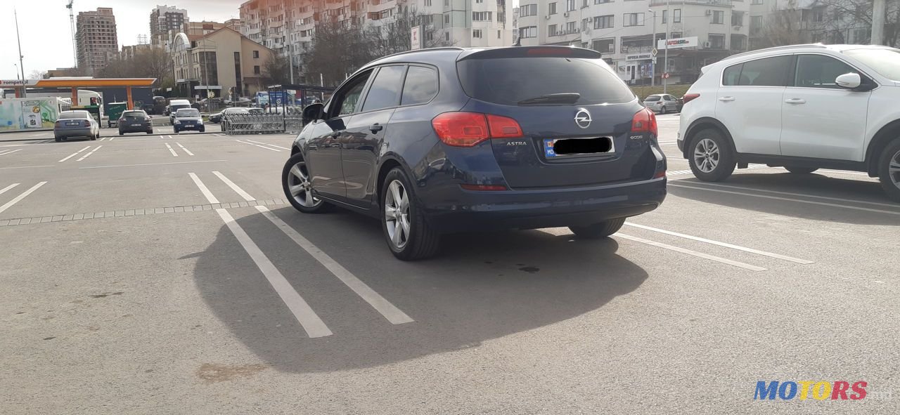 2012' Opel Astra photo #5