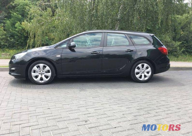 2013' Opel Astra photo #1