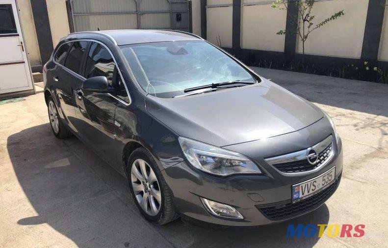 2012' Opel Astra photo #2