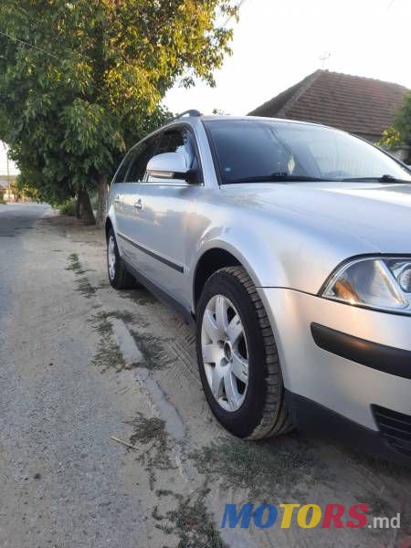 2004' Volkswagen Passat photo #5