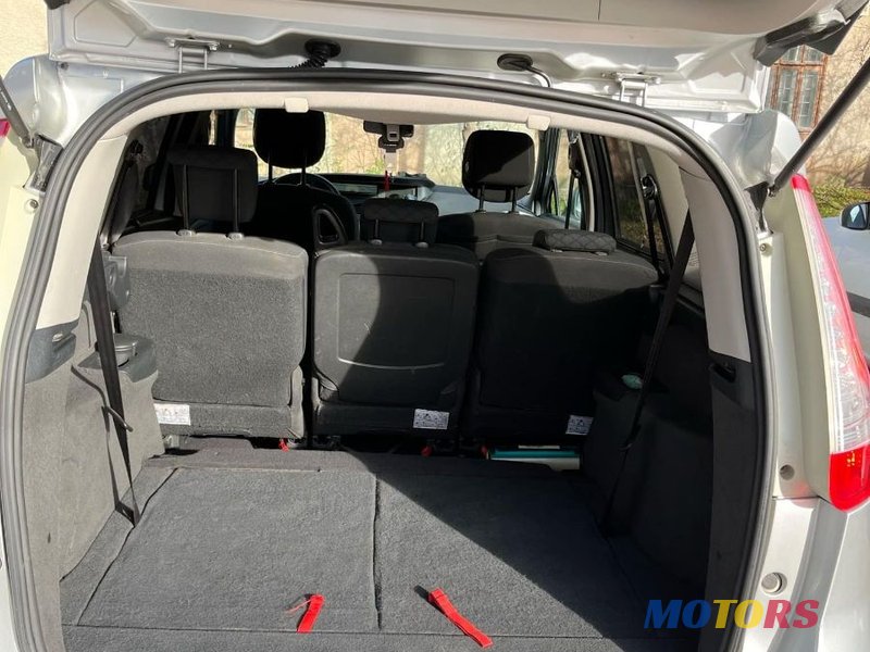 2010' Renault Grand Scenic photo #1