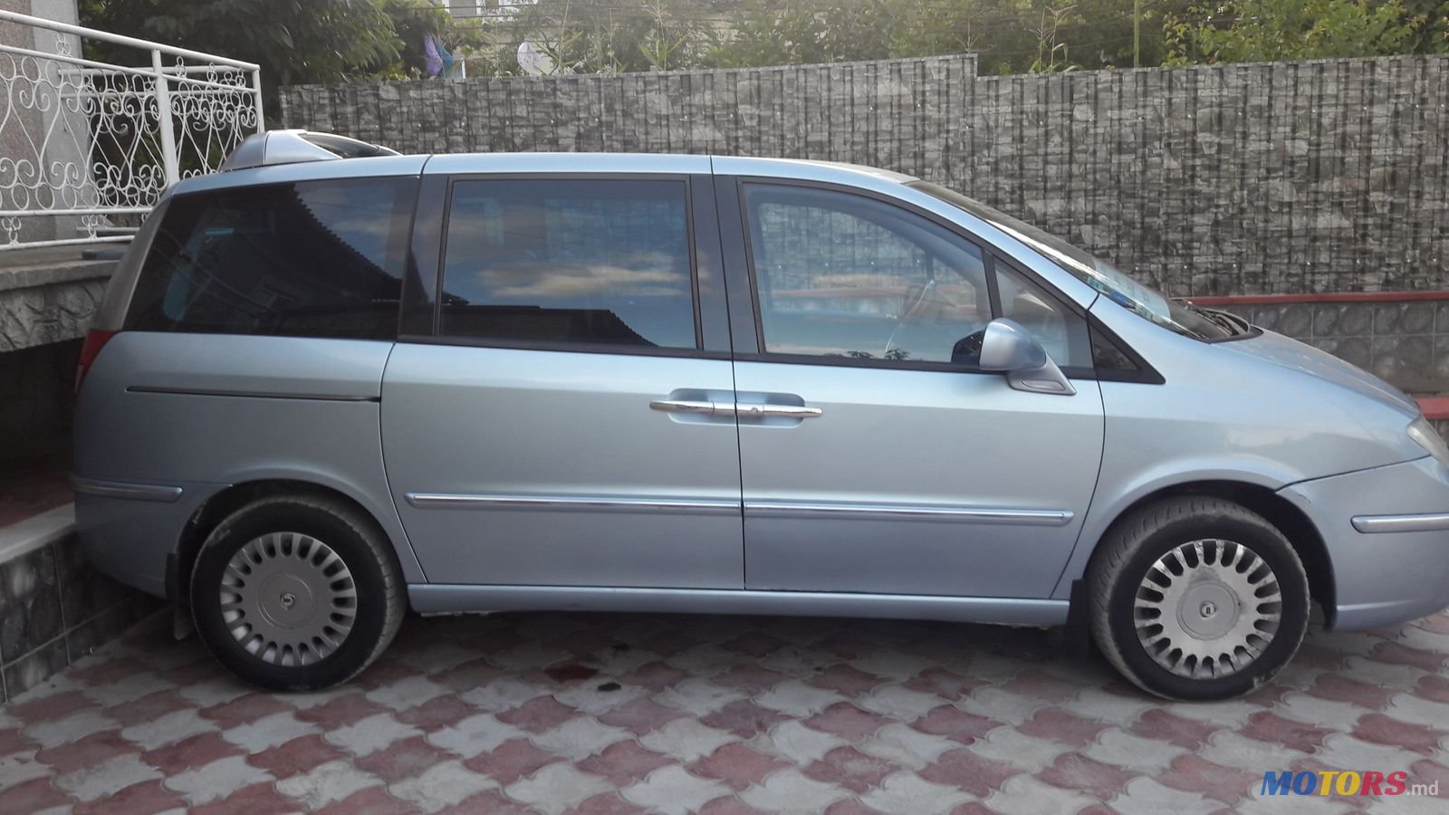 2004' Lancia Phedra photo #1