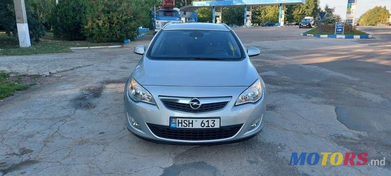 2012' Opel Astra photo #4