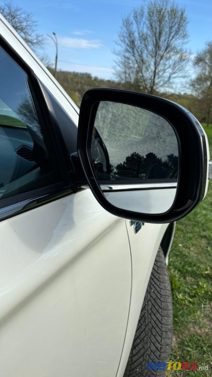 2020' Mitsubishi Outlander photo #5