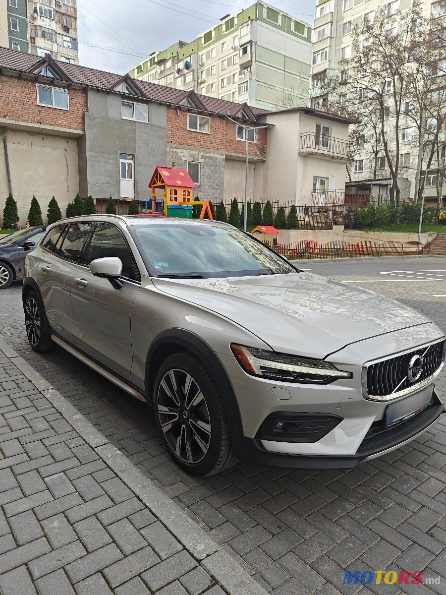 2019' Volvo V60 Cross Country photo #3