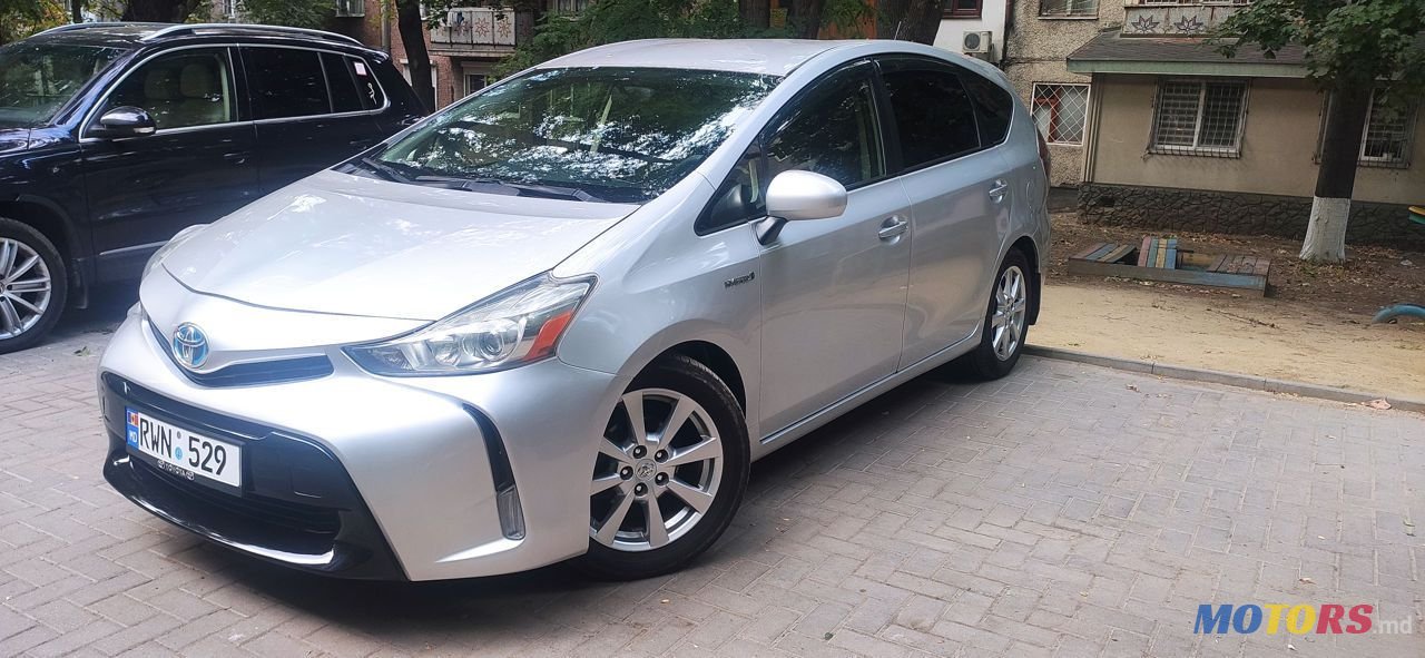 2017' Toyota Prius v photo #1